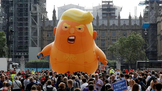 Trazan un pene gigante en el cesped del aeropuerto de Londres para darle la bienvenida a Trump