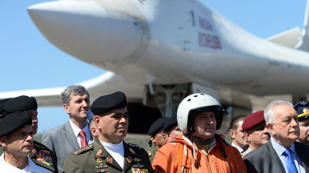 El ministro de Defensa de Venezuela, Vladimir Padrino, junto a un avión ruso Tupolev en Caracas