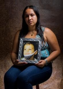 Geraldine Labrador posa junto a una fotografía de su hijo fallecido