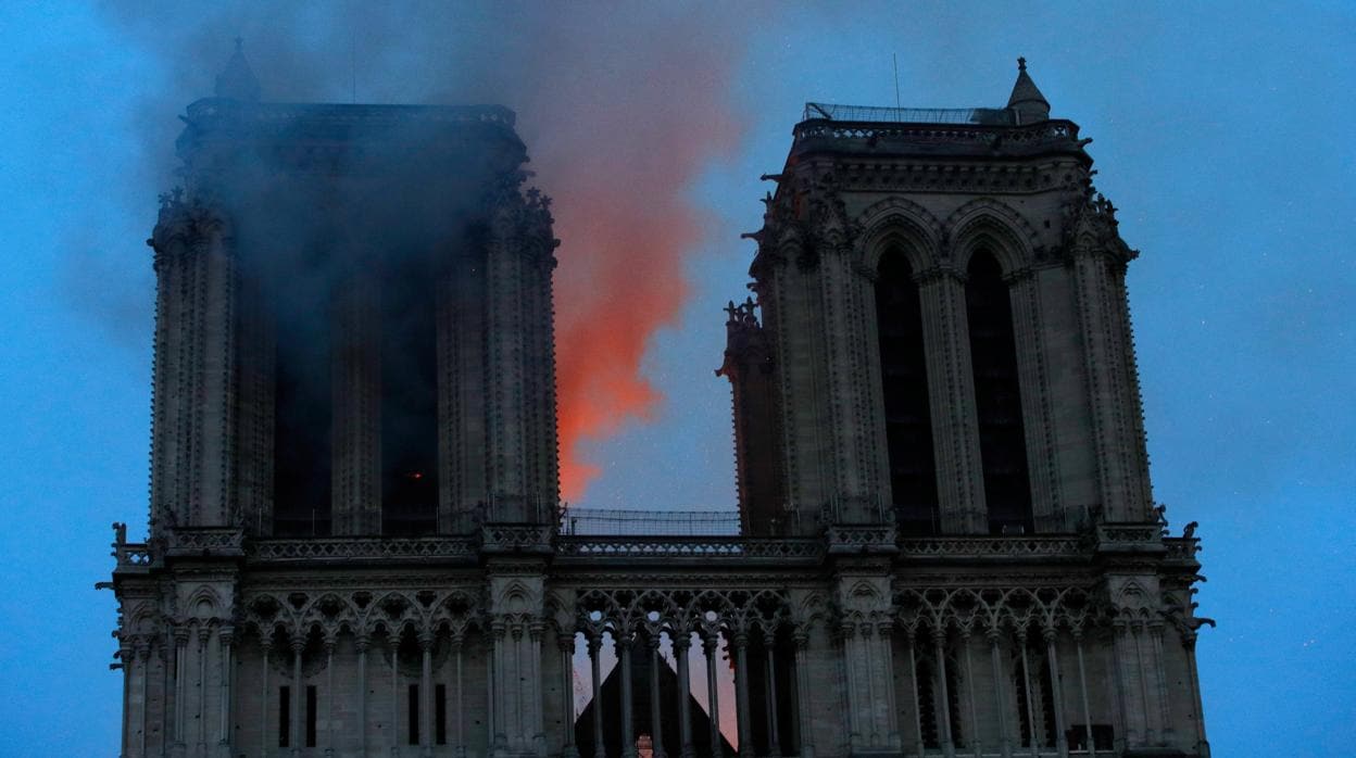 Imagen del incendio en la catedral de Notre Dame de París