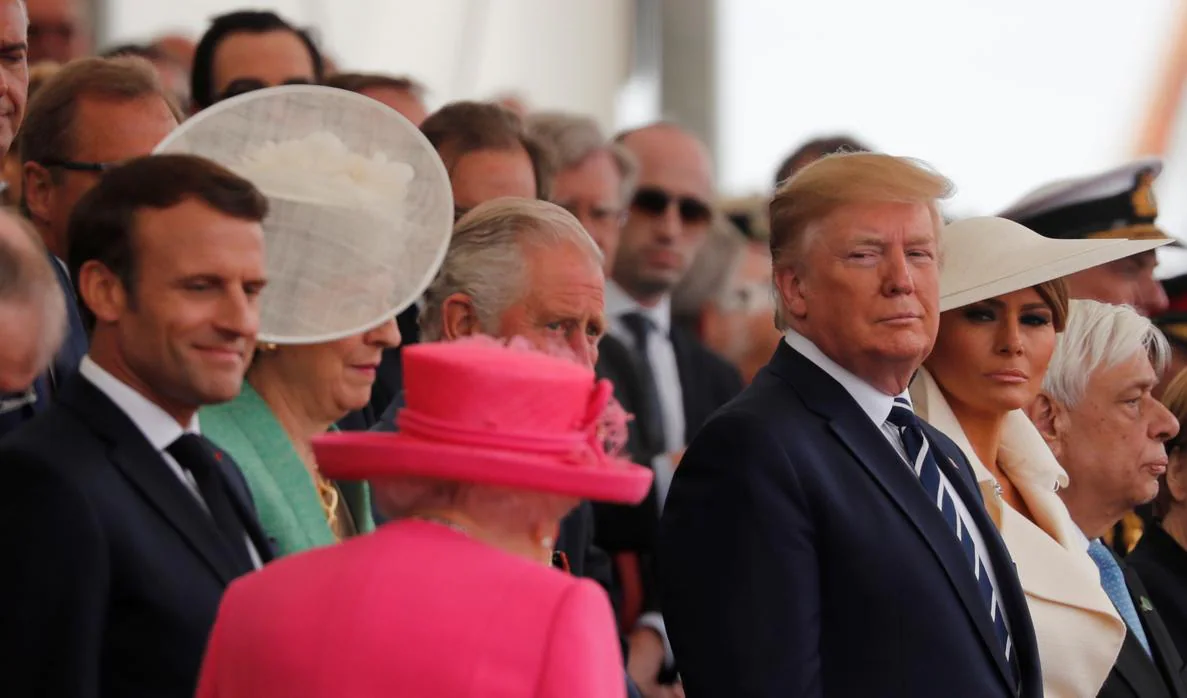 De izqda. a dcha., Emmanuel Macron, el Príncipe Carlos y Donald y Melania Trump reciben a la Reina Isabel a su llegada al acto de conmemoración del Día D, hoy en Portsmouth
