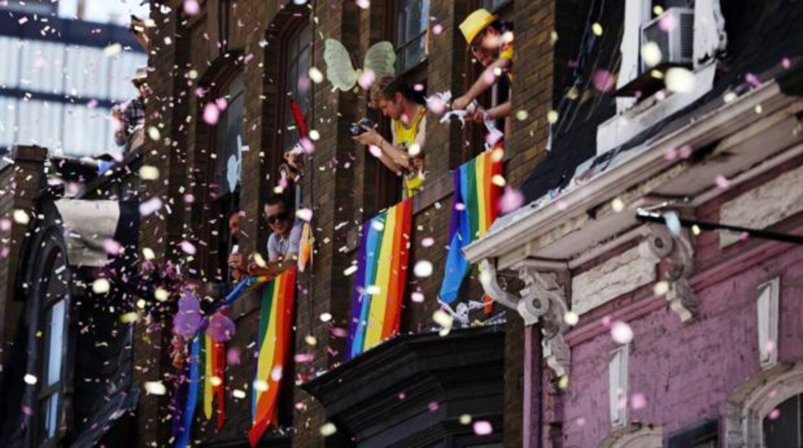 Banderas del orgullo gay en un edificio en Toronto (Canadá)