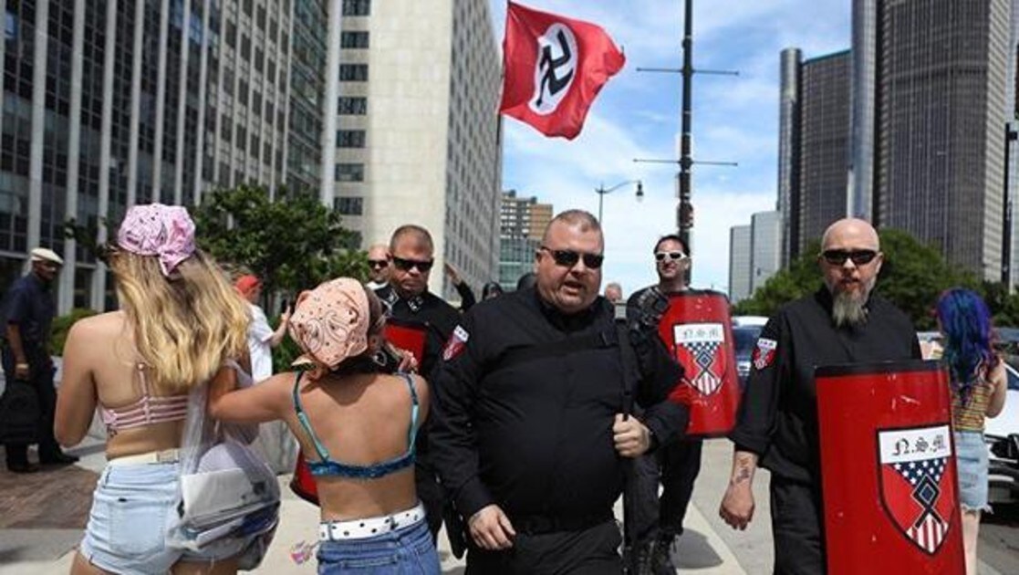 Momento en el que el grupo neonazi interrumpe en el desfile del Orgullo en Michigan