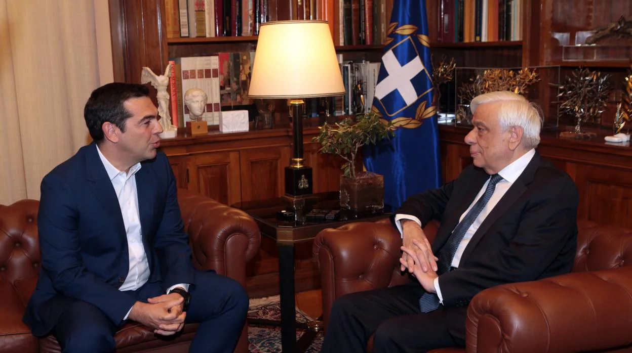 El primer ministro de Grecia, Alexis Tsipras, conversa con el presidente griego, Prokopis Pavlópulos, durante una reunión celebrada este lunes en Atenas