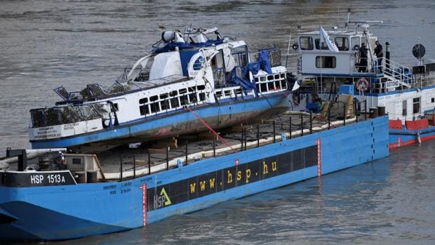 Encuentran otros cuatro cadáveres al reflotar el barco hundido en Budapest