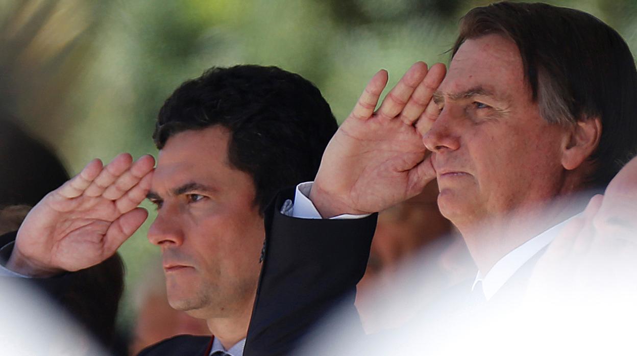 El superministro Sergio Moro junto al presidente de Brasil, Jair Bolsonaro