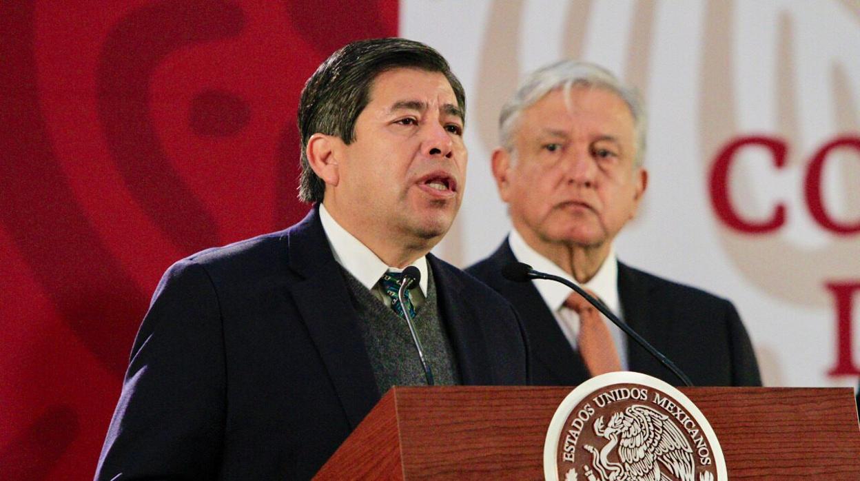 Tonatiuh Guillén, durante una rueda de prensa de López Obrador en el Palacio Nacional