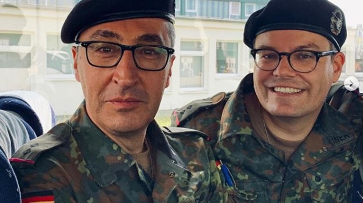 Cem Özdemir y Tobias Lindner vestidos de militar