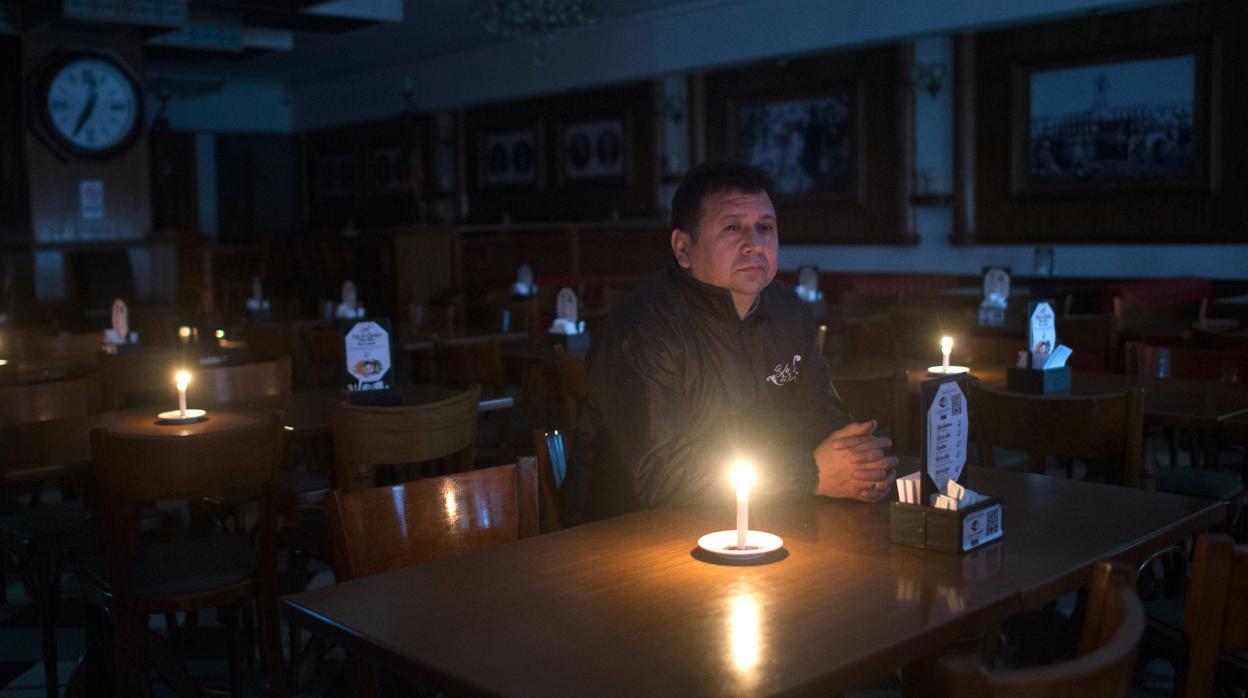 Un cliente en un bar, en la Avenida de Mayo, en Buenos Aires, alumbrado con velas este domingo