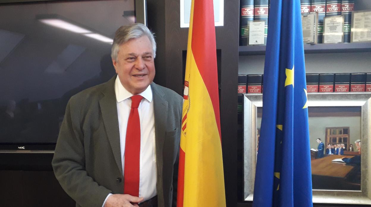 López Gil posa junto a las banderas de España y Europa tras la rueda de prensa en Madrid