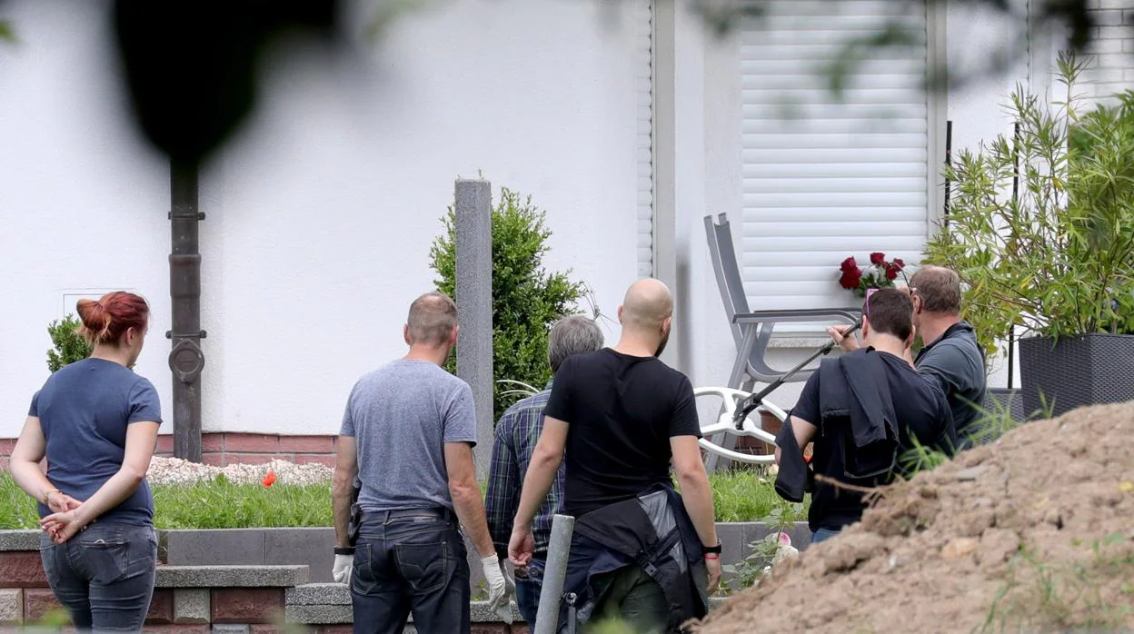 La policía alemana investiga la escena del crimen donde fue asesinado Lübcke