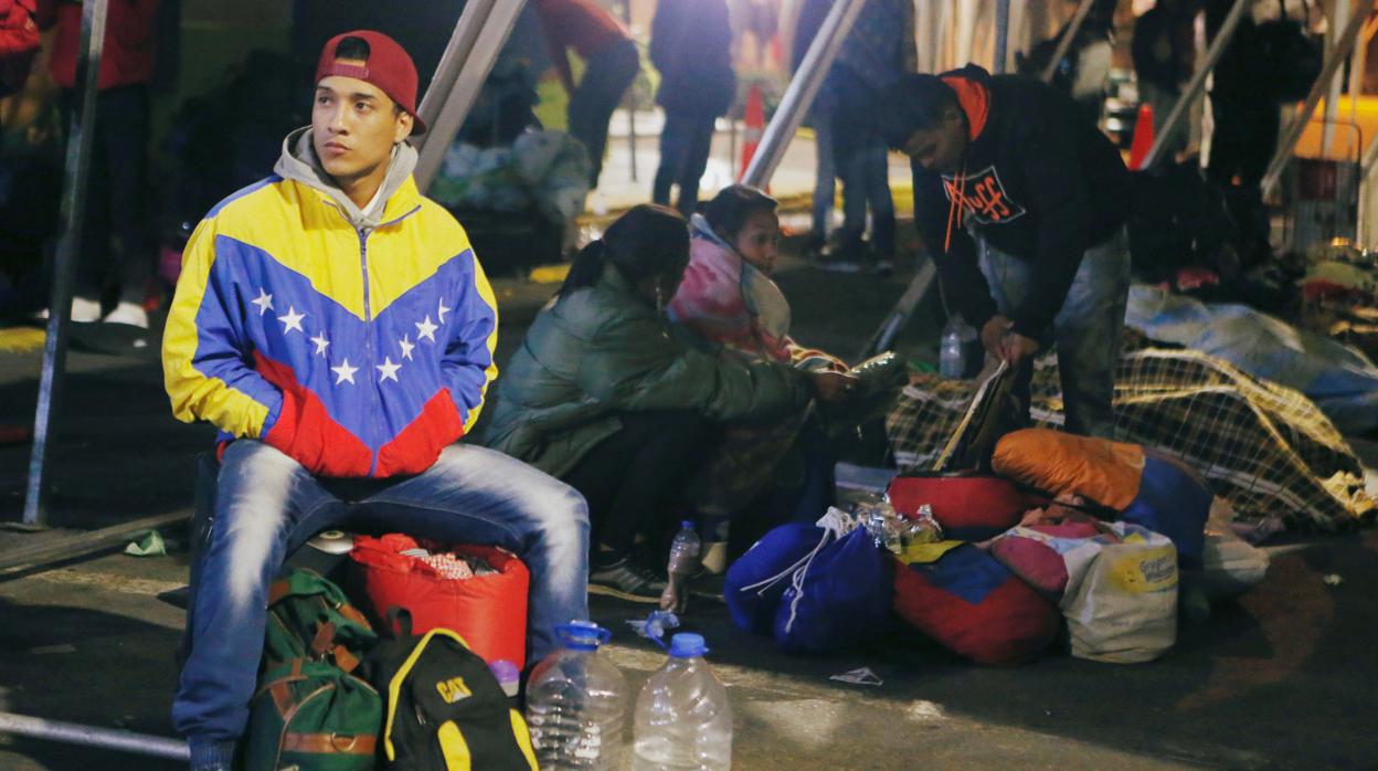 Un grupo de inmigrantes venezolanos se refugian debajo de un puente en Ecuador, en 2018