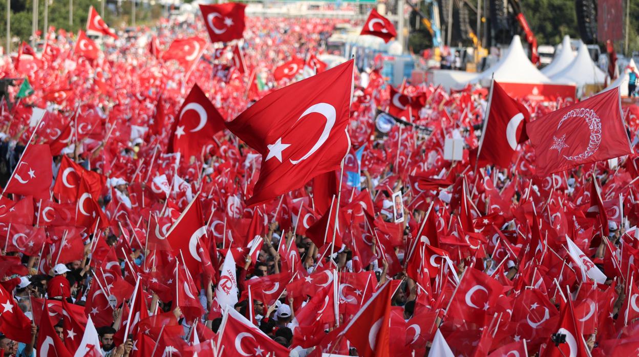 Marcha en Estambul para celebrar el aniversario del fallido golpe de Estado de 2016