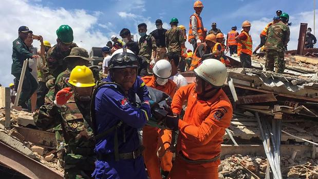 Al menos siete muertos y 23 heridos al derrumbarse un edificio de siete plantas en Camboya