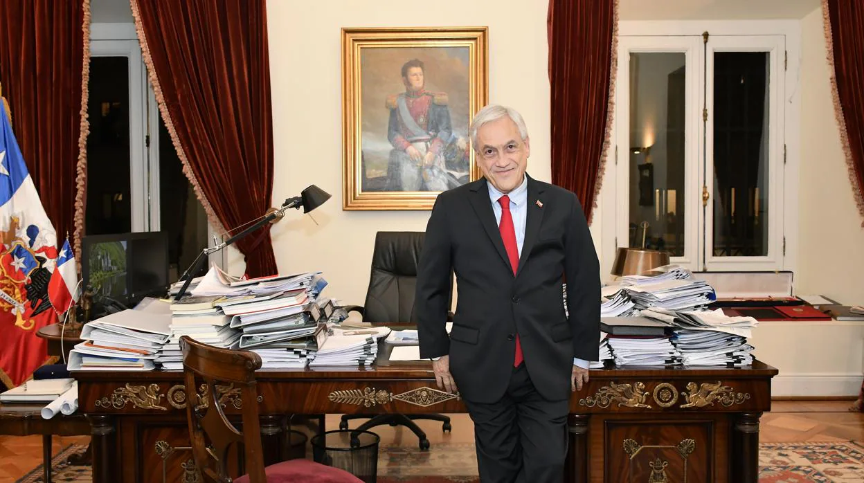 El presidente de Chile, Sebastián Piñera, en su despacho