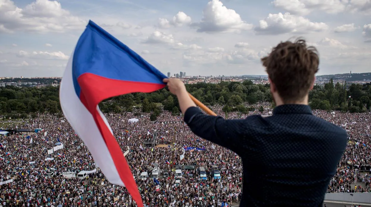 Un hombre ondea una bandera de República Checa durante la manifestación