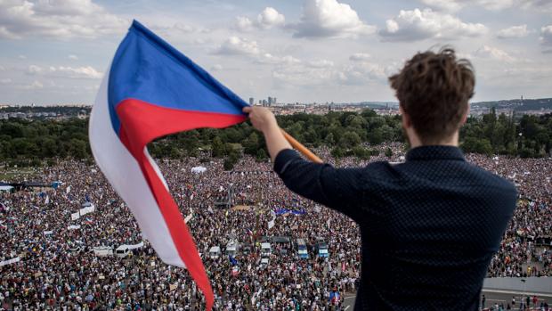 Una multitudinaria manifestación en Praga pide la dimisión del primer ministro checo