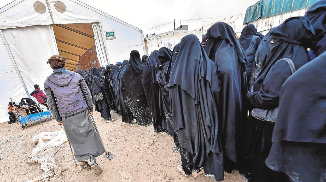 Familiares de yihadistas de Daesh presos en el campamento sirio de Al Hol