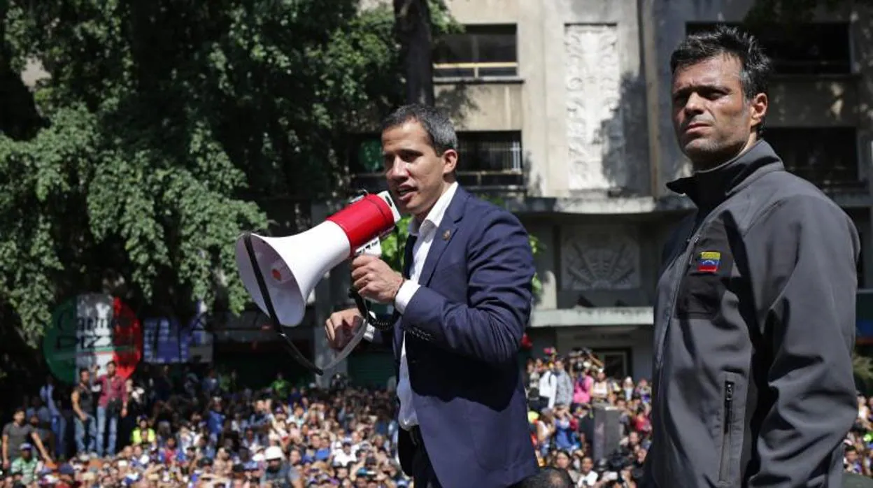 Juan Guaidó junto a Leopoldo López durante el levantamiento del pasado 30 de abril