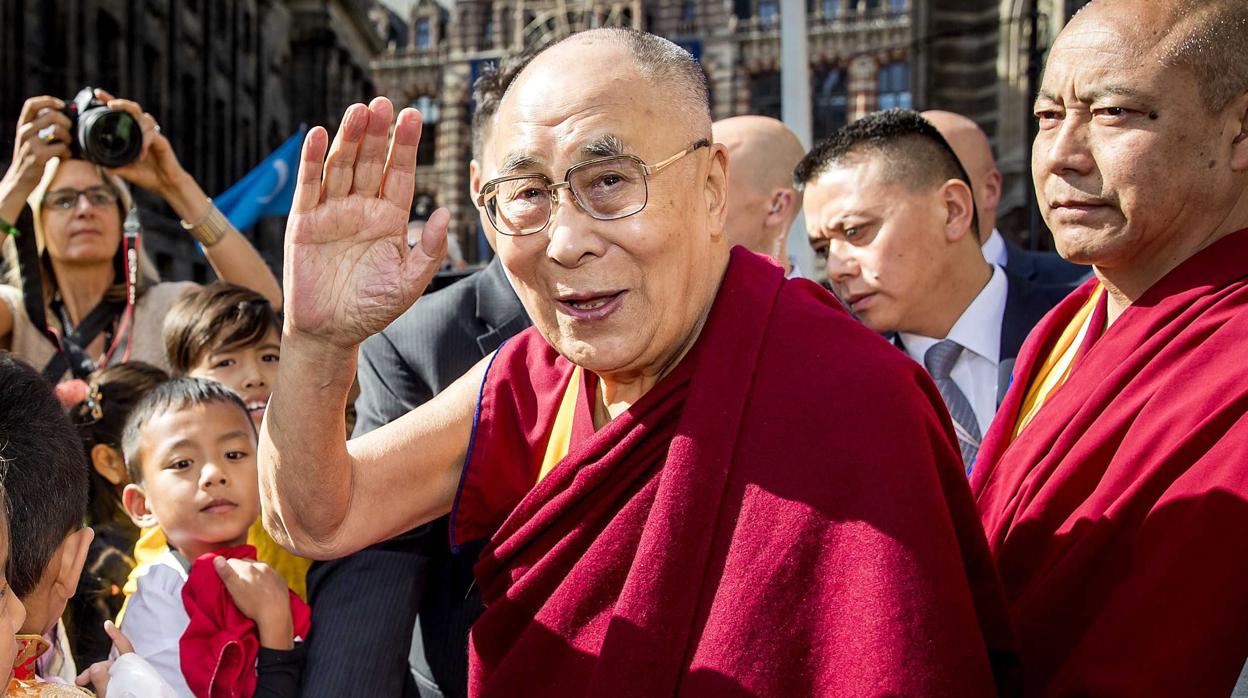 El Dalai Lama saluda a varios fieles en Ámsterdam