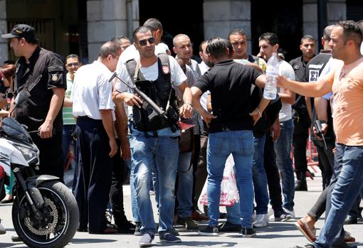 Agentes de Policía en la zona del primero de los atentados, en el centro de Túnez