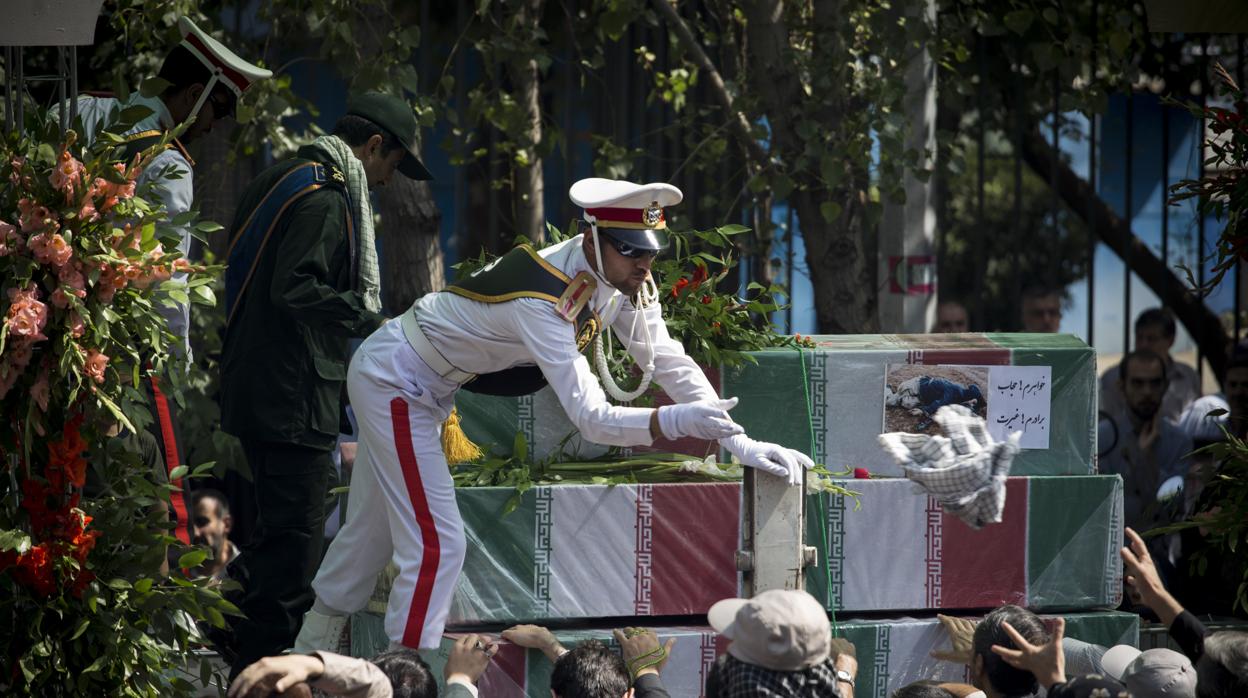 Ciudadanos de Irán, durante el funeral de soldados cuyos cuerpos regresan al país después de la guerra entre Irán e Irak en la década de los años 80