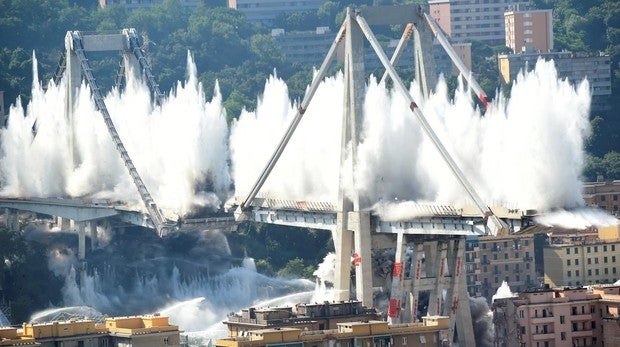 La impresionante demolición del puente Morandi, donde murieron 43 personas el año pasado