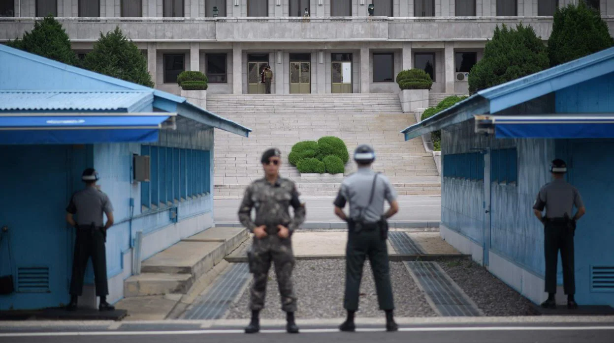 Oficiales surcoreanos vigilan la Zona Desmilitarizada de Corea, franja de separación entre el Sur y el Norte, en 2017
