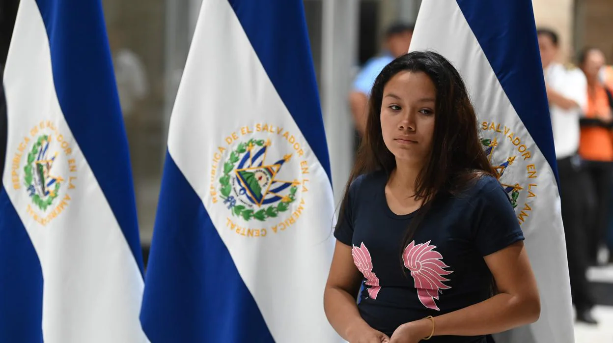 Tania Vanessa Ávalos, tras aterrizar el viernes en el aeropuerto de San Salvador