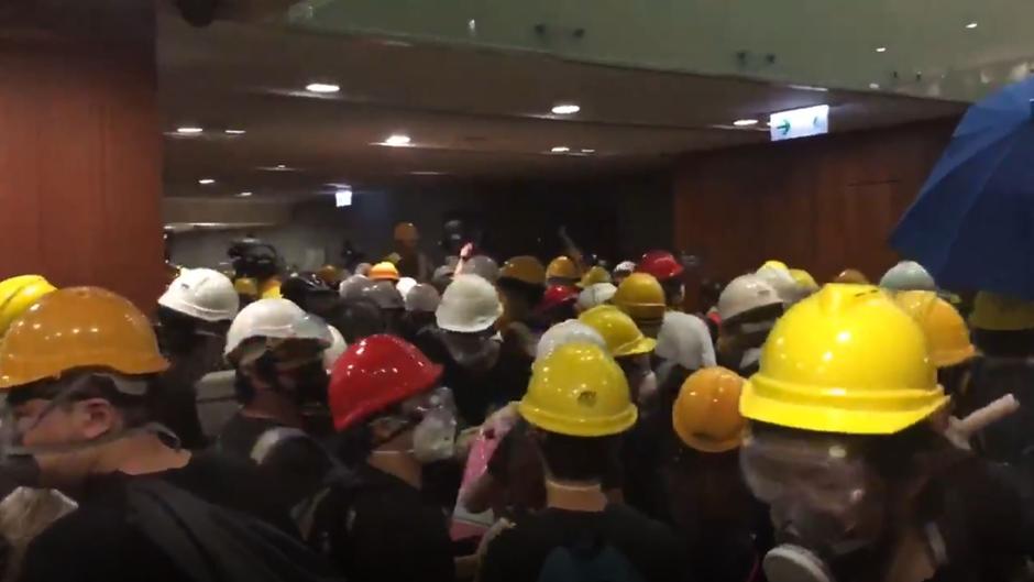 ABC entra en el Parlamento de Hong Kong con los manifestantes