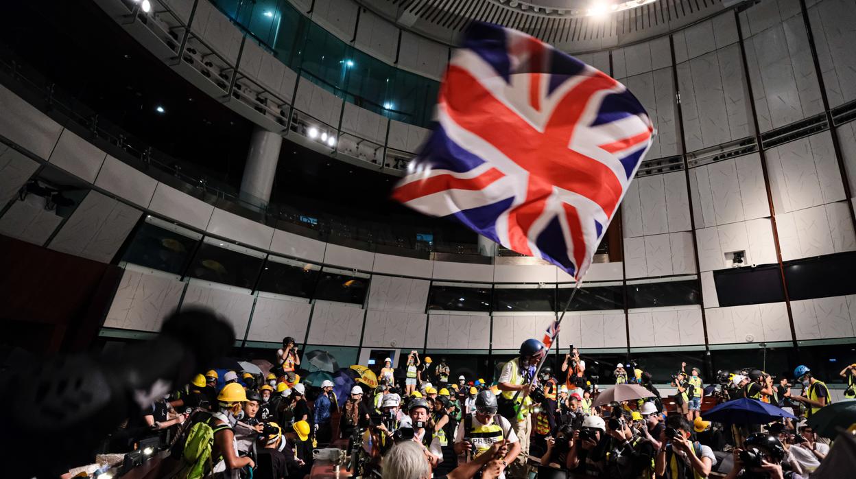 Los manifestantes toman la Asamblea Legislativa, ayer en Hong Kong