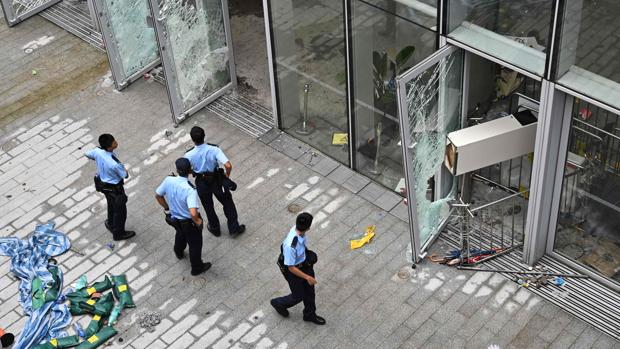 División en Hong Kong por el violento asalto al Parlamento