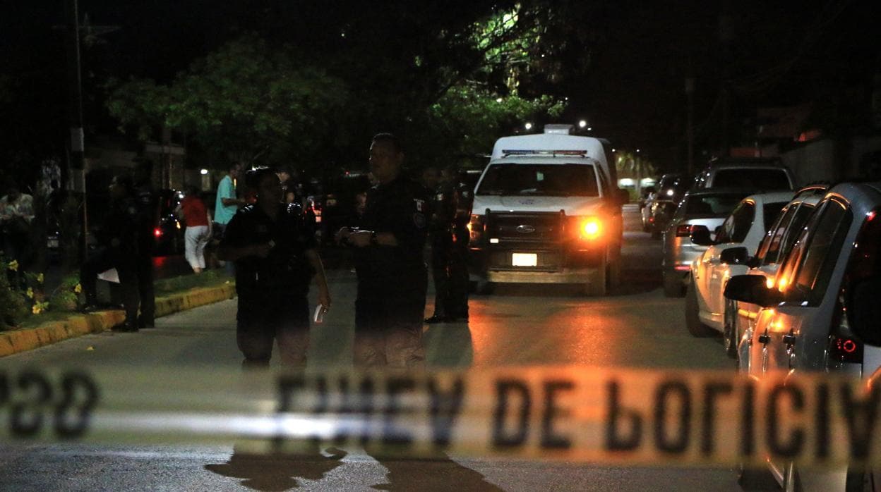 Policías federales custodian la escena de la investigación tras el secuestro y liberación de al menos 27 personas en Cancún (México)
