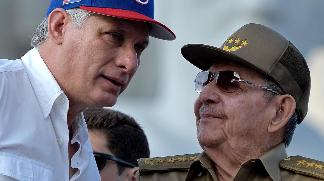 El presidente de Cuba, Miguel Díaz-Canel, junto a Raúl Castro