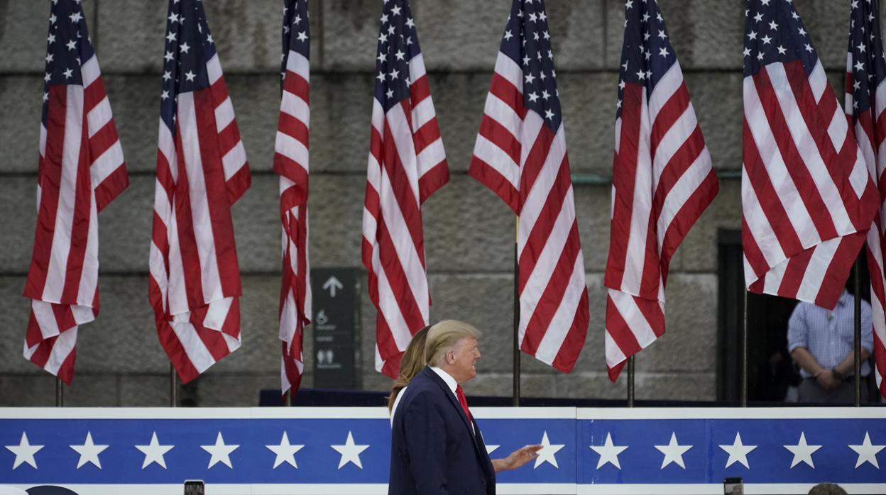 Donald Trump y su esposa Melania llegan al Monumento a Lincoln, donde el presidente pronunció su discurso, ayer por la mañana