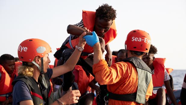 Dos barcos con inmigrantes desafían a Salvini al tratar de desembarcar en Lampedusa