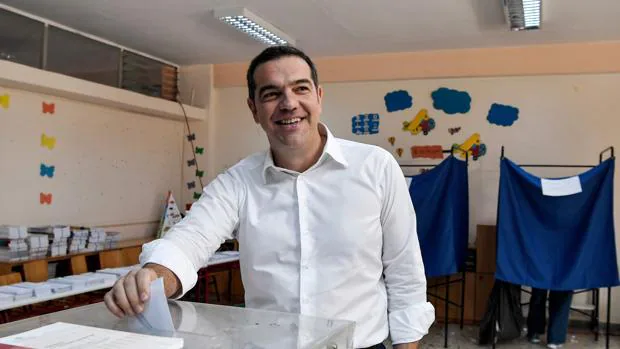 Alexis Tsipras tras votar esta mañana: «Damos una batalla crucial con optimismo hasta el final»