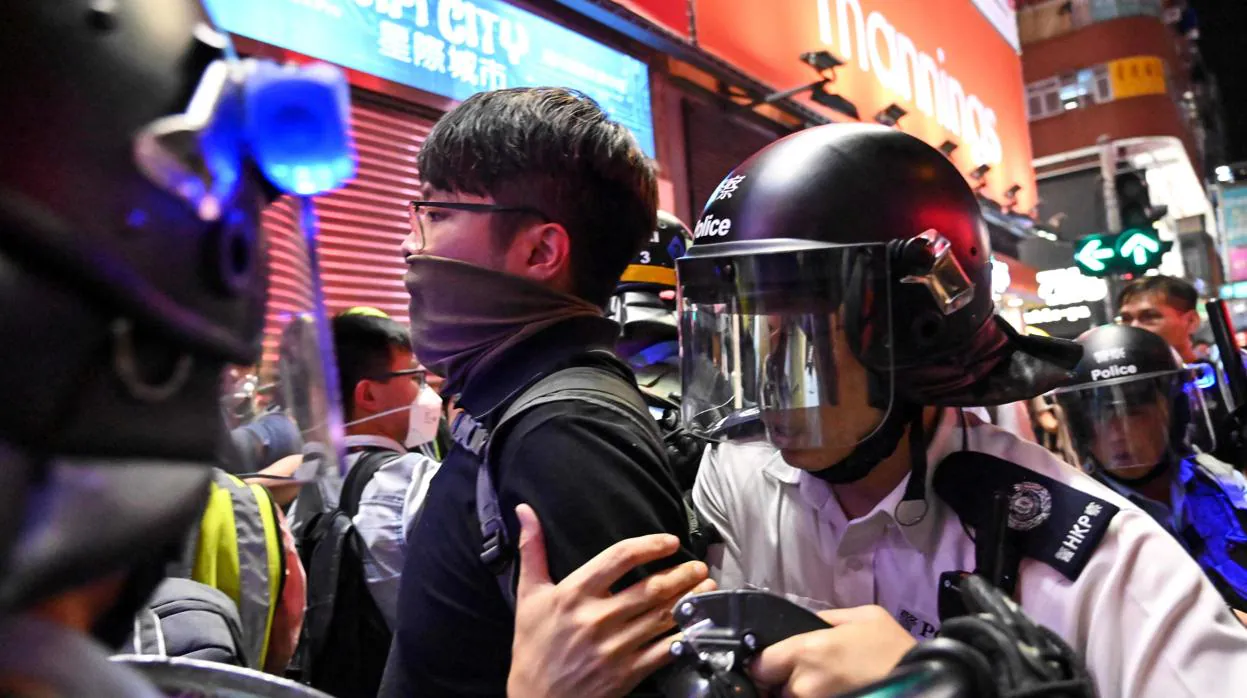 La Policía arresta a un joven manifestante en Hong Kong