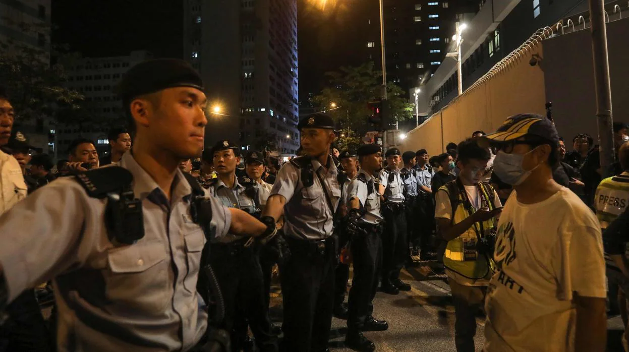 Agentes de Policía rodean a un grupo de manifestantes en Hong Kong