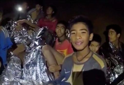 Imagen de los niños tras ser hallados en el interior de la cueva