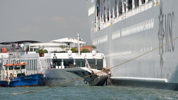 Un enorme crucero, a punto de embestir a un yate en Venecia