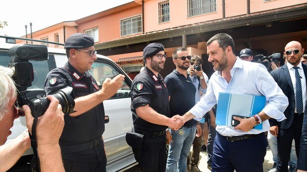 Salvini propone naves militares italianas para blindar los puertos