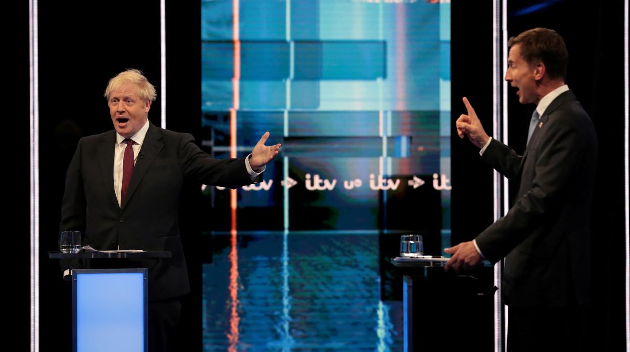 Boris Johnson y Jeremy Hunt durante el debate emitido por la televisión ITV