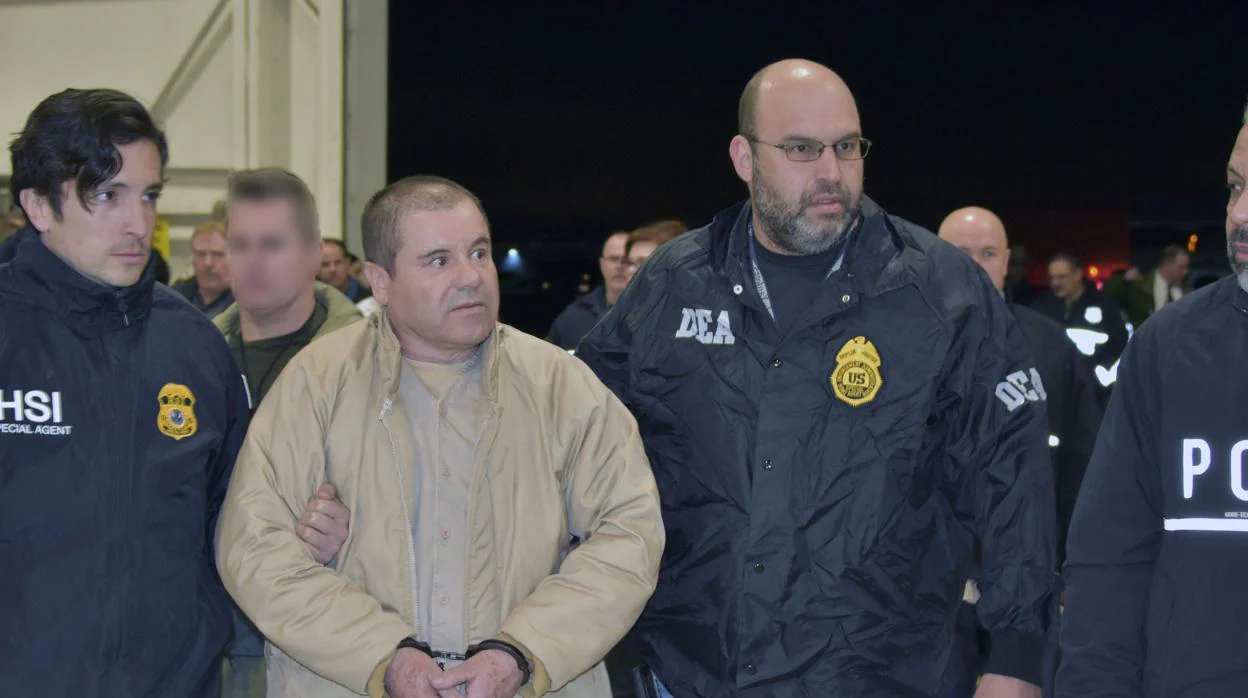 Joaquín «El Chapo» Guzmán durante su extradición a EE.UU. en enero 2017