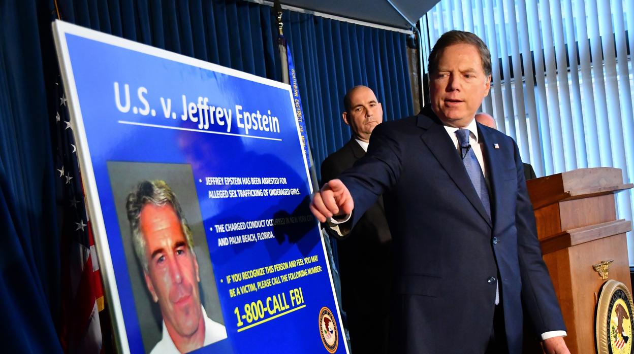 Jeffrey Epstein está acusado de crear una red de tráfico sexual