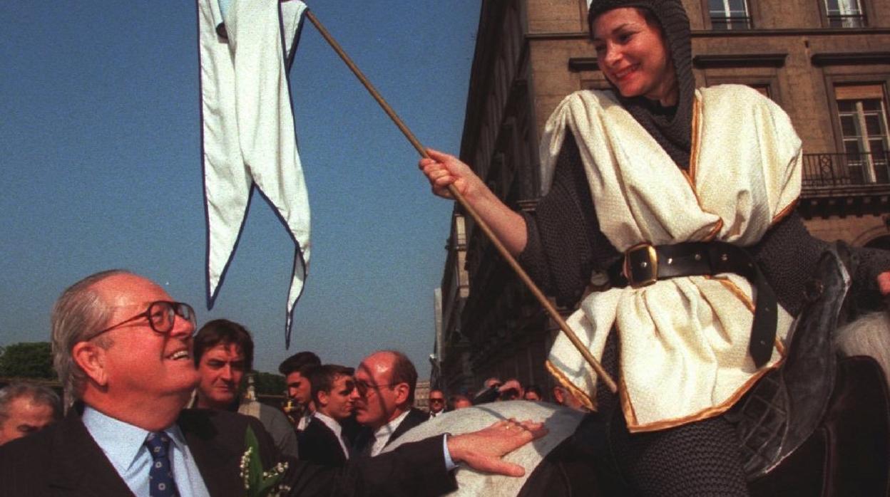 Jean-Marie Le Pen saluda una joven vestida de Juana de Arco en 1997