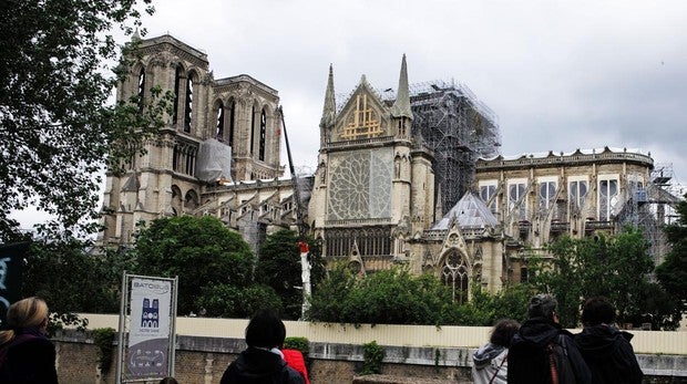 La reconstrucción de Notre Dame, empantanada y con riesgos