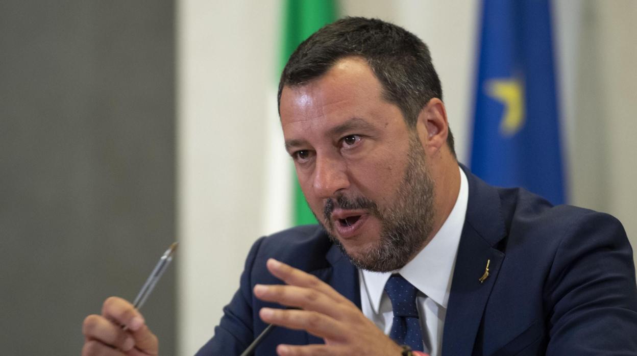 El vicepresidente y ministro del Interior italiano, Matteo Salvini, contesta a periodistas en una rueda de prensa en Roma este lunes