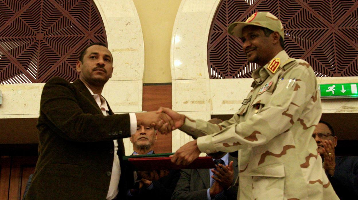 El vicepresidente del Consejo Militar Transitorio, Mohamed Hamdan Dagalo, Hemedti, y el líder de la opositora Alianza para la Libertad y el Cambio, Ahmad al-Rabiah, tras la firma del acuerdo
