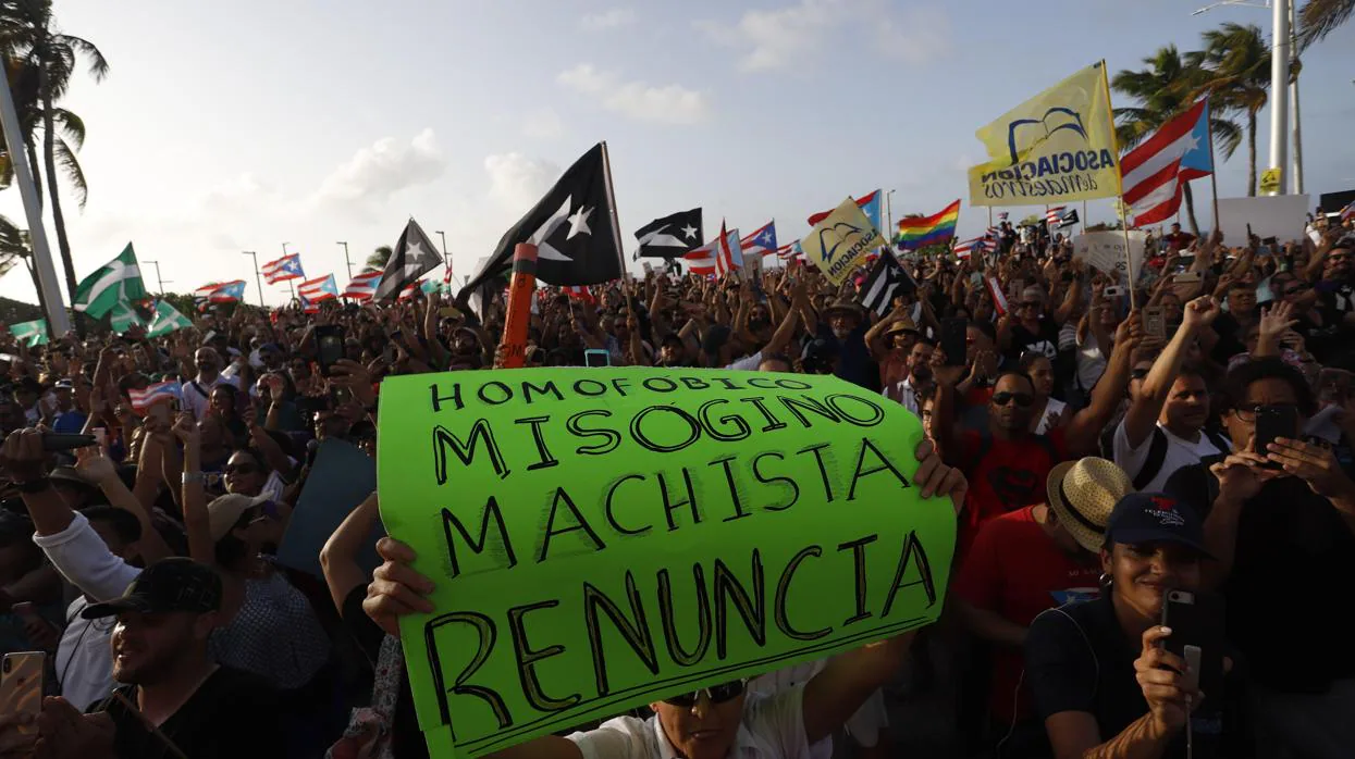 Cientos de manifestantes piden por cuarto día consecutivo la dimisión del gobernador de Puerto Rico, Ricardo Rosselló, ayer en San Juan